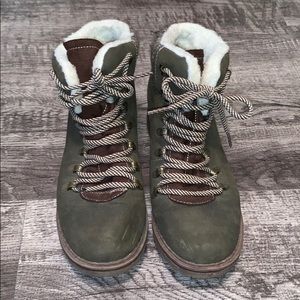 Green warm combat style boots